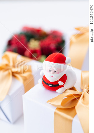 クリスマスプレゼントとサンタクロース クリスマスプレゼントとサンタクロース 131243470