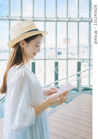 クルーズ船で海外旅行をする女性 クルーズ船で海外旅行をする女性 131243826