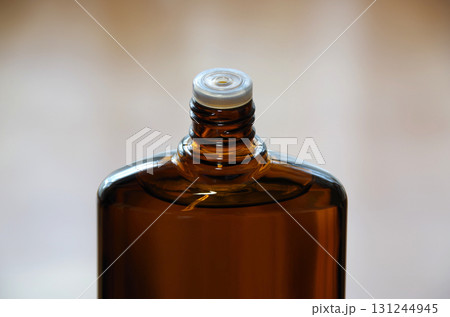 女性ホルモンを配合した無香料の育毛剤のボトルのキャップを開けた状態 女性ホルモンを配合した無香料の育毛剤のボトルのキャップを開けた状態 131244945