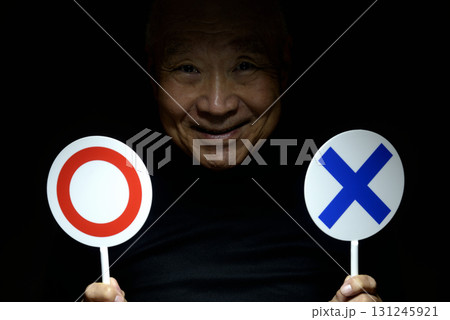 老人の手に　マル　バツ　プラカード 131245921