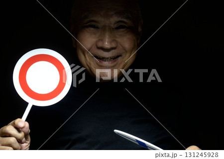 老人の手に マル バツ プラカード 老人の手に マル バツ プラカード 131245928