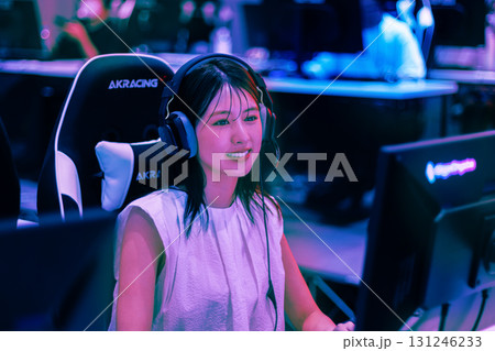 eスポーツイ  オンラインゲームをする女性 131246233