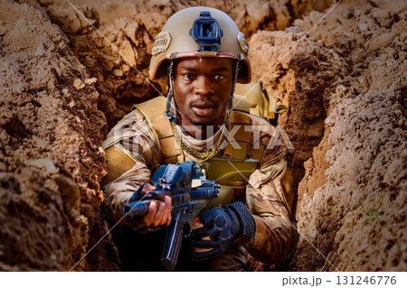 塹壕に潜む兵士 131246776