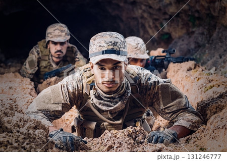 塹壕に潜む兵士 131246777