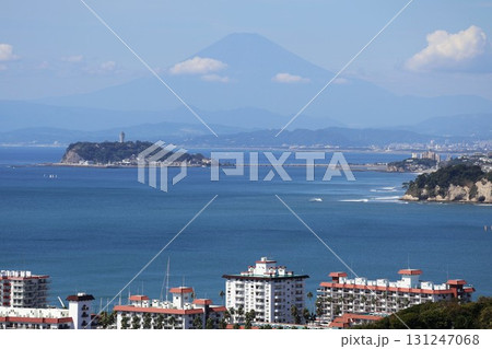 披露山公園より逗子マリーナ、江の島、富士山を望む 披露山公園より逗子マリーナ、江の島、富士山を望む 131247068