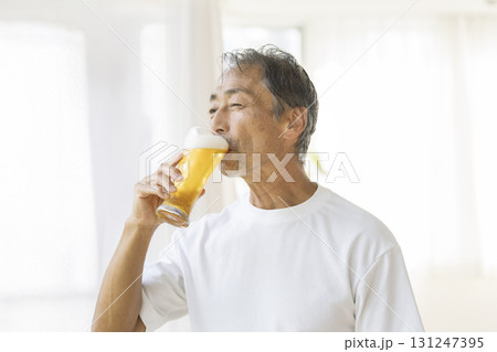 ビールを飲む60代の男性 131247395