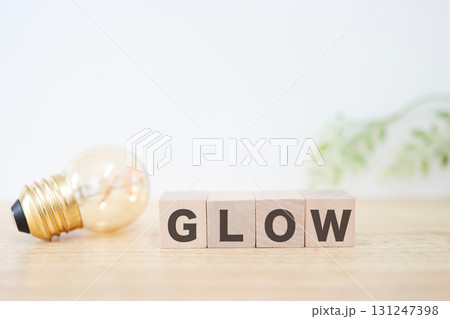 電球とGLOWの文字ブロックとコピースペース。 131247398