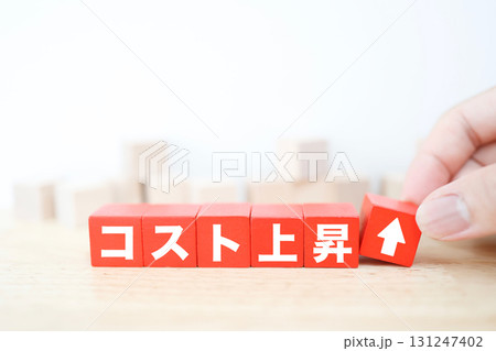 コスト上昇のイメージ。6つの赤いブロック。上向の矢印。 131247402