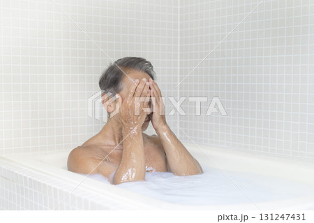 入浴する60代の男性 入浴する60代の男性 131247431