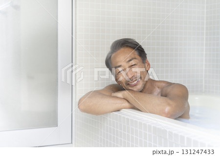 入浴する60代の男性　 131247433