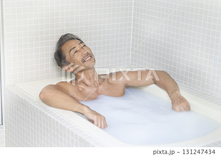 入浴するシニア男性 131247434