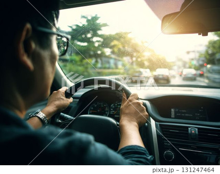 車を運転する男性と街の風景 車を運転する男性と街の風景 131247464