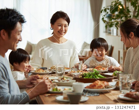 笑顔で過ごす家族の団らん 笑顔で過ごす家族の団らん 131247471