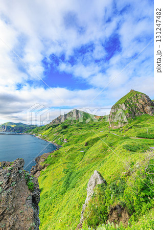 青空に映える礼文島・桃岩の美しい風景 131247482