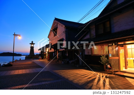 【広島県】夕焼けの鞆の浦　常夜灯の明かり 131247592