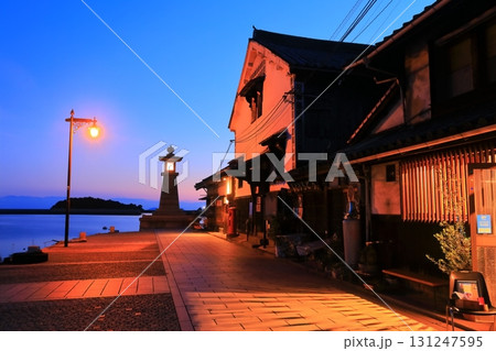 【広島県】夕焼けの鞆の浦　常夜灯の明かり 131247595
