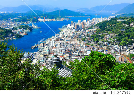 【広島県】晴天下の尾道の町並み 131247597