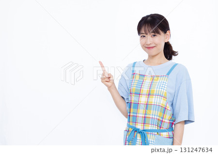 人差し指を立てている主婦 131247634