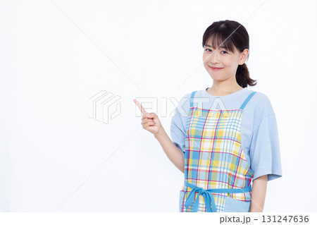 人差し指を立てている主婦 人差し指を立てている主婦 131247636
