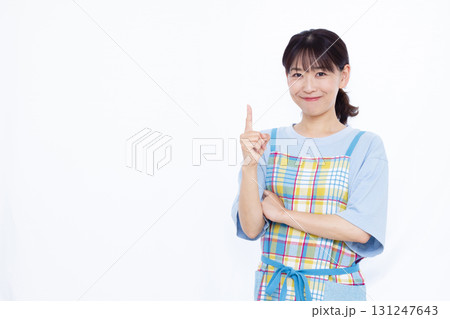 人差し指を立てている主婦 人差し指を立てている主婦 131247643