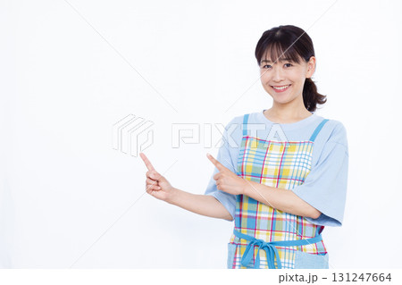 紹介をしている主婦 131247664