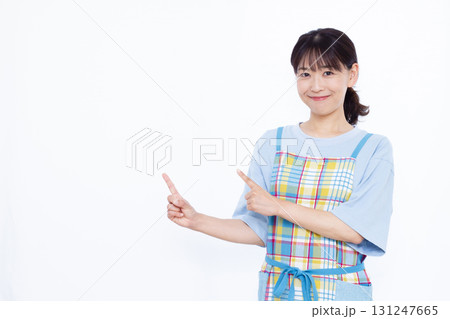 紹介をしている主婦 131247665