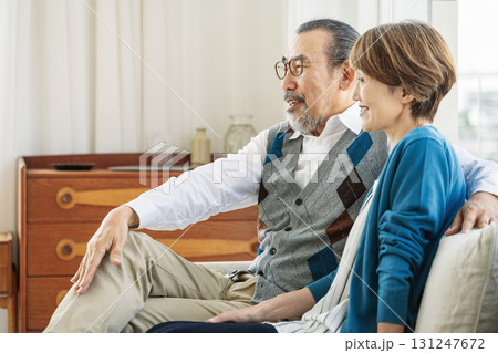 家のリビングでソファーに座るシニア夫婦の横顔 131247672