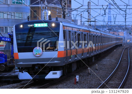 ヘッドマークを掲げて連続複々線が完成した中央線を走るE233系電車_2010/11/28撮影 131247920