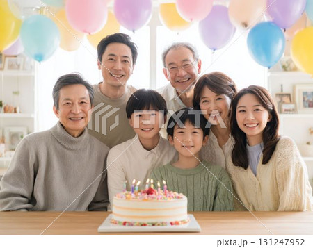 三世代で集まる明るい誕生日のお祝い 三世代で集まる明るい誕生日のお祝い 131247952