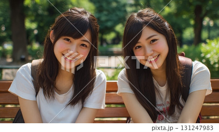 ベンチに座る2人の仲良し女の子4 131247983