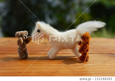 羊毛フェルトの馬とテディベアの年賀素材 羊毛フェルトの馬とテディベアの年賀素材 131248103