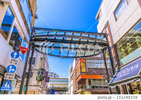 日本の横浜都市景観 横浜の元町などを望む。奥に横浜中華街の朱雀門 131248338