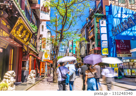 日本の横浜都市景観 観光客らで賑わう横浜中華街・中華街大通りなどを望む 日本の横浜都市景観 観光客らで賑わう横浜中華街・中華街大通りなどを望む 131248340