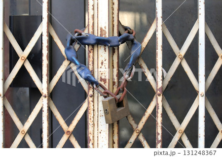 Padlock on closed metal gate 131248367