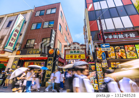 日本の横浜都市景観 食べ歩き…観光客らで賑わう横浜中華街・中華街大通りなどを望む。奥は香港路 日本の横浜都市景観 食べ歩き…観光客らで賑わう横浜中華街・中華街大通りなどを望む。奥は香港路 131248528