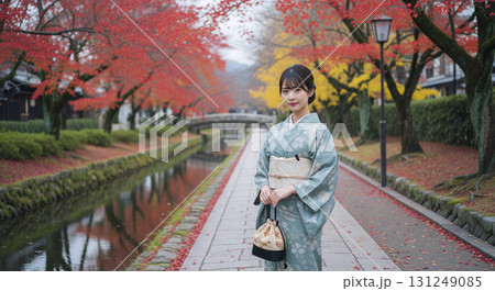 着物姿の日本人女性　色づいた紅葉　秋 131249085