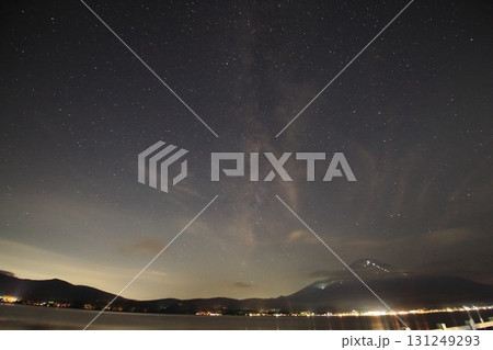 夏の夜空に輝く天の川 夏の夜空に輝く天の川 131249293