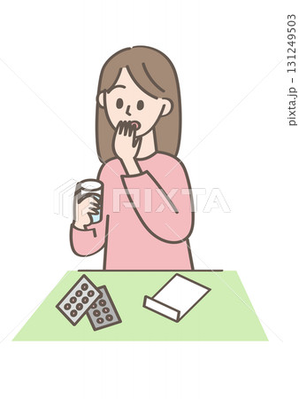 薬を飲む人 131249503