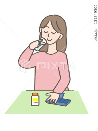 サプリメントを飲む人 サプリメントを飲む人 131249509
