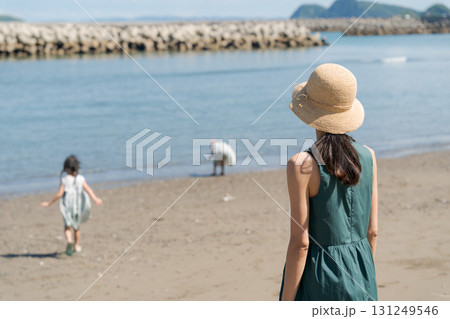 波打ち際で遊ぶ家族 131249546