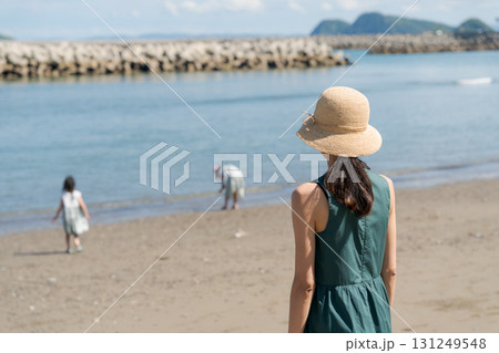 波打ち際で遊ぶ家族 131249548