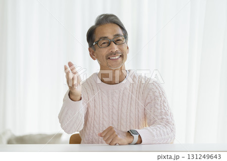 カメラ目線で話す60代の男性 カメラ目線で話す60代の男性 131249643