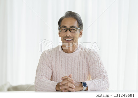 カメラ目線で話す60代の男性 131249691