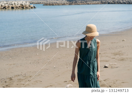 砂浜を歩く女性 131249713