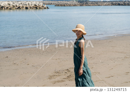 砂浜を歩く女性 砂浜を歩く女性 131249715