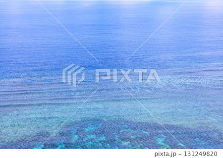 青空と海が広がる宮古島 比嘉ロードパークの昼の風景 131249820