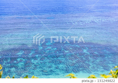 青空と海が広がる宮古島 比嘉ロードパークの昼の風景 131249822