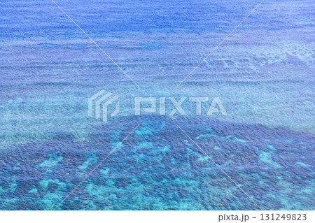 青空と海が広がる宮古島 比嘉ロードパークの昼の風景 131249823