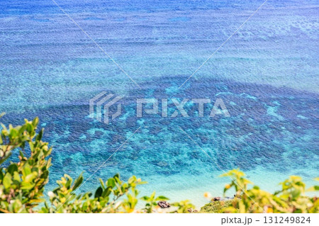 青空と海が広がる宮古島 比嘉ロードパークの昼の風景 131249824