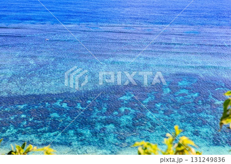 青空と海が広がる宮古島 比嘉ロードパークの昼の風景 131249836